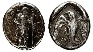 Didrachme de Thémistocle en Magnésie. Avers : Apollon debout en chlamyde, légende autour : ΘΕΜΙΣΤΟΚ-ΛΕΟΣ (Themistokles). Revers : aigle avec les lettres « MA » (Magnesia).