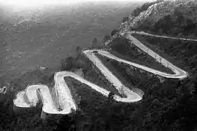 La D2204 monte le col de Braus (Alpes-Maritimes, France).(43° 51′ 58″ N, 7° 22′ 50″ E)