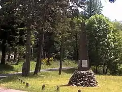 L'obélisque et le menhir à cupule.