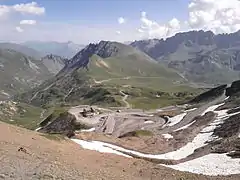 Des névés sont toujours présents au mois de juillet dans les derniers kilomètres.
