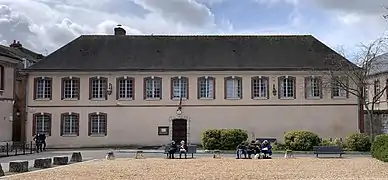 L'ancien collège Jean-Moulin, parvis de la cathédrale.