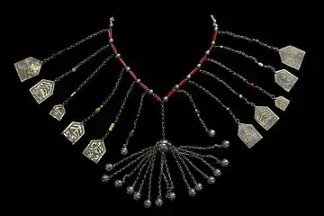 Collier en argent et perles de verre (début du xxe&nbsp;siècle), muséum de Toulouse.