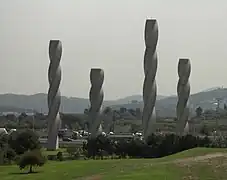 Monument de l'université autonome de Barcelone, reprenant le motif des Quatre Colonnes.