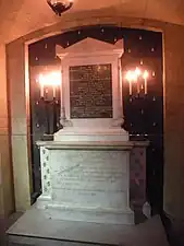 Chapelle Marie-Antoinette, à l'emplacement de sa cellule, avec motif de larme sur marbre noir.