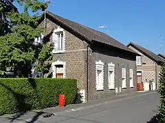 Des habitations groupées par deux.