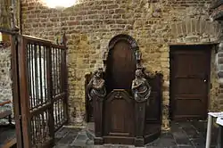 Confessionnal baroque avec buste de saint-Pierre et de sainte Marie-Madeleine.