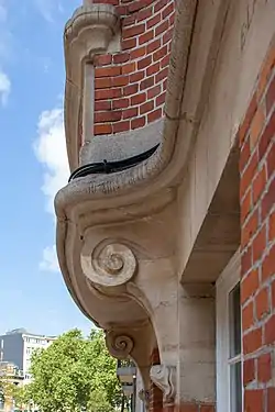 Console supportant l'oriel