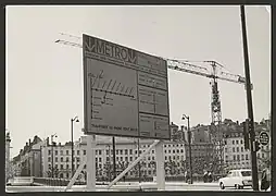Construction du nouveau pont Morand, pont mixte pour traverser le Rhône (entre 1971 et 1974)