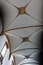 Voûte en bois peint d'une église.