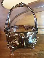 Corbeille en verre émaillé d'Auguste Jean (entre 1877 et 1884). Collection privée.