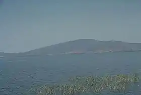 Vue partielle du Corbetti avec le lac Awasa remplissant partiellement la caldeira et au dernier plan le Chabbi, un dôme de lave s'élevant sur le rebord septentrional de la caldeira.