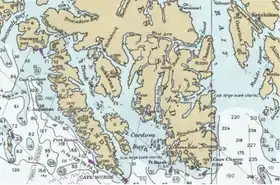 L'île Dall se trouve à l'ouest de la partie sud de l'île du Prince-de-Galles et forme la côte ouest de la baie Cordova&nbsp;(en), (Détail de la carte de l'US Coast Survey).