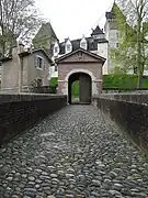 Photographie en couleurs d'une porte d'accès ancienne.