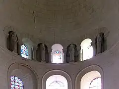 Groupe de quatre statues dans le chœur.