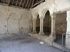 Photographie en couleurs de deux séries d'arcades à angle droit.
