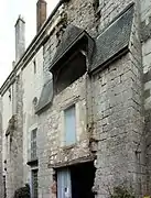 Photographie en couleurs d'un petit bâtiment en avancée dans un mur.