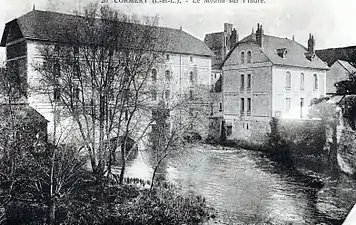 photograpgie en noir et blanc d'un bâtiment au dessus d'une rivière