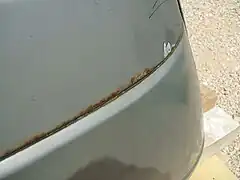 Une fixation d'aile arrière.