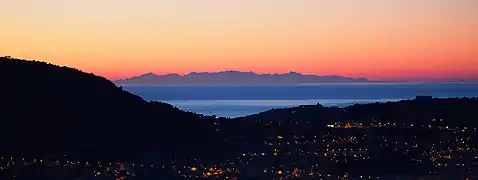 Corse vue de Nice au matin, une distance de 200&nbsp;kilomètres.