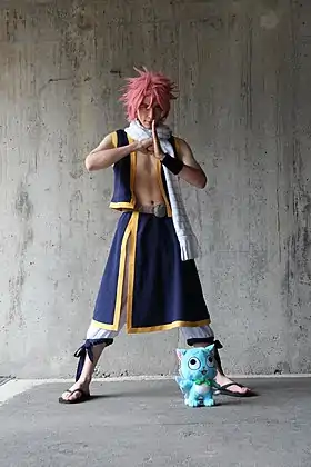 Cosplay de Natsu et peluche Happy.