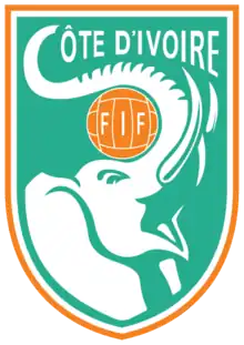 un tête d'éléphant blanc tenant un ballon avec sa trompe et Côte d'Ivoire devant sa trompe dans un fond vert