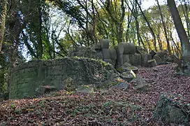 Monument allemand "Den Kameraden" inauguré le 22 août 1915 pour commémorer la bataille de la Sambre d'août 1914. Il est dynamité le 11 novembre 1920.