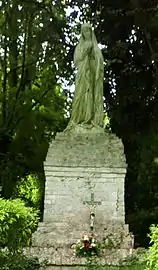 La statue de la Vierge.