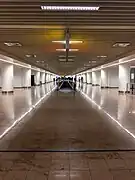 Couloir d'arrivée de la jetée B de l'aéroport de Bruxelles.