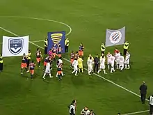 Joueurs lors des poignées de mains avant le match MHSC-Girondins.