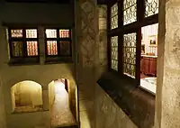 Cour intérieure du château d'Aulteribe de nuit.