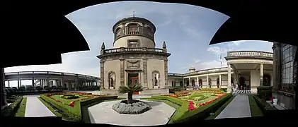 Vue de la cour de l'observatoire du château.