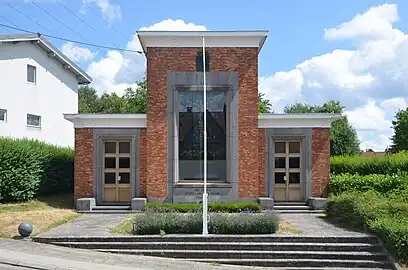 Monument élevé à l'endroit où les corps de la plupart des victimes ont été déposés par les tueurs.