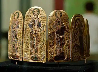 La Couronne de Constantin IX Monomaque incrustée d'émaux est l'une des plus précieuses possessions du Musée national hongrois dont la section archéologique a été inaugurée en 2002 pour célébrer le 200e anniversaire de sa fondation.