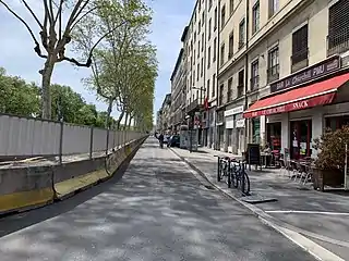 Vue vers l’aval. Le bar Le Churchill est au no&nbsp;38