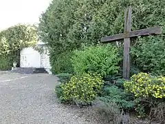 Couvonges, monument des fusillés, vue d'ensemble avec croix calcinée.