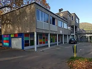 Côté sud de l'aile principale pour les tout-petits + Au dernier étage, les deux logements et leur terrasse