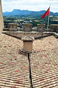 Le toit à deux pentes inversées.