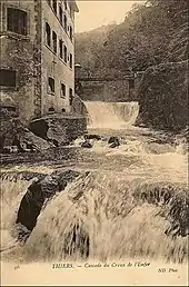 Vieille photographie du centre d'art prise depuis le lit de la Durolle, à la fin du XIXe&nbsp;siècle.