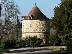 Le pigeonnier du château du Roc.
