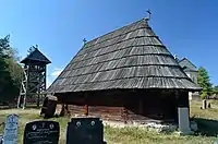 Autre vue de l'église, avec le chevet et le clocher