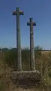 Photographie des deux croix Guyot de Bezon dans leur environnement.