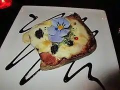 Croque-monsieur, mûres, et violette