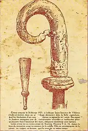 Crosse épiscopale du XIIIe&nbsp;siècle en ivoire de 16&nbsp;cm. Elle est ornée de fleurons.