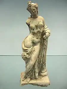 Statue féminine représentant Aphrodite dans les collections du musée.