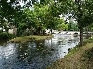 Le pont de Cubjac sur l'Auvézère.