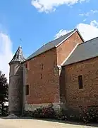 Le chœur est flanqué de deux tours différentes : la tour nord-est permettait d'accéder à la salle de refuge qui se trouve au-dessus du chœur.