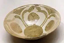 Coupe, décor de lustre métallique monochrome sur glaçure opacifiée, Xe&nbsp;siècle.