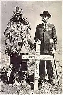 L'éclaireur crow White Man Runs Him et le général Godfrey, vétérans de la bataille, 1926.