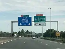 Deux voies vers l'A10 et une voie vers la rocade N230.