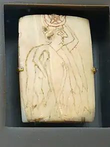 Incrustation de meuble avec la gravure de la déesse Ishtar. La déesse dévoile son corps et tient sur sa tête une étoile bercée par un croissant de lune.